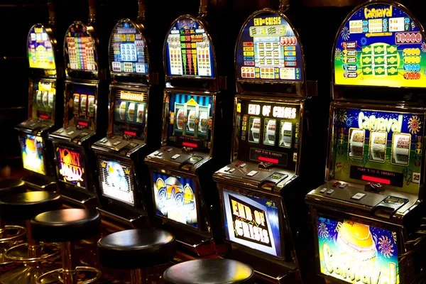 dovobet mobile app showing Japan Pools table with live dealer and player chat